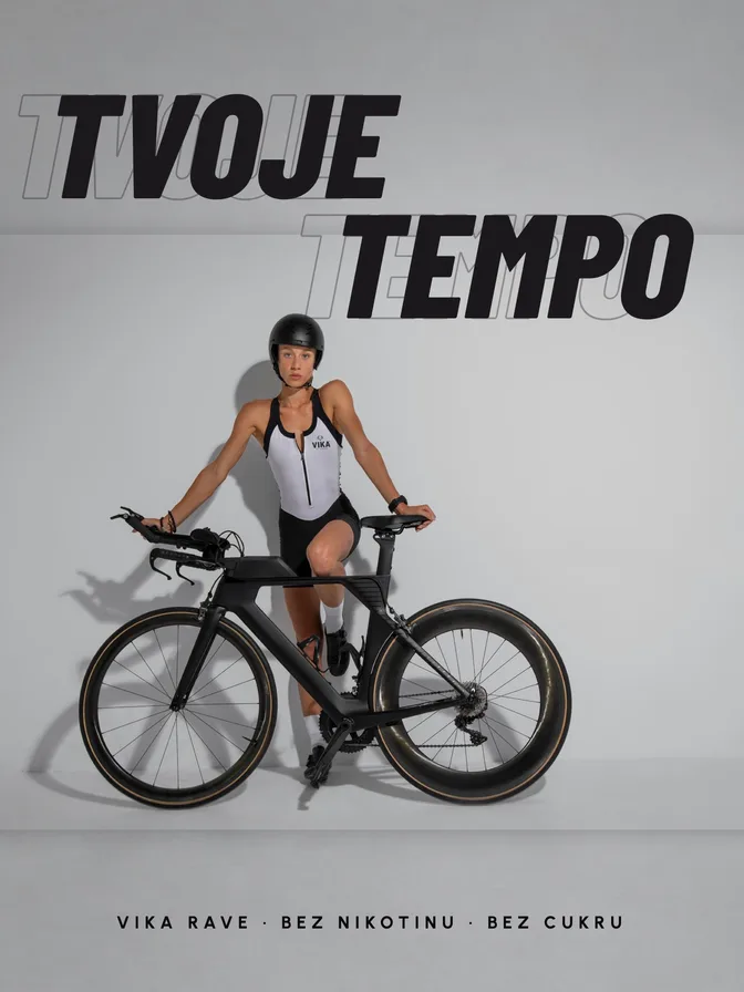 Cyklistka v dresu VIKA u kola